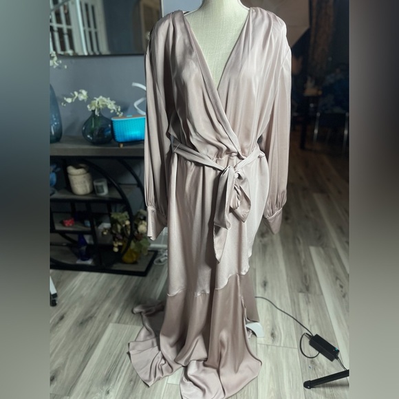 Elegant Mauve Maxi Dress EUC elegant scandigirl satin formal evening silver tan - Picture 5 of 8